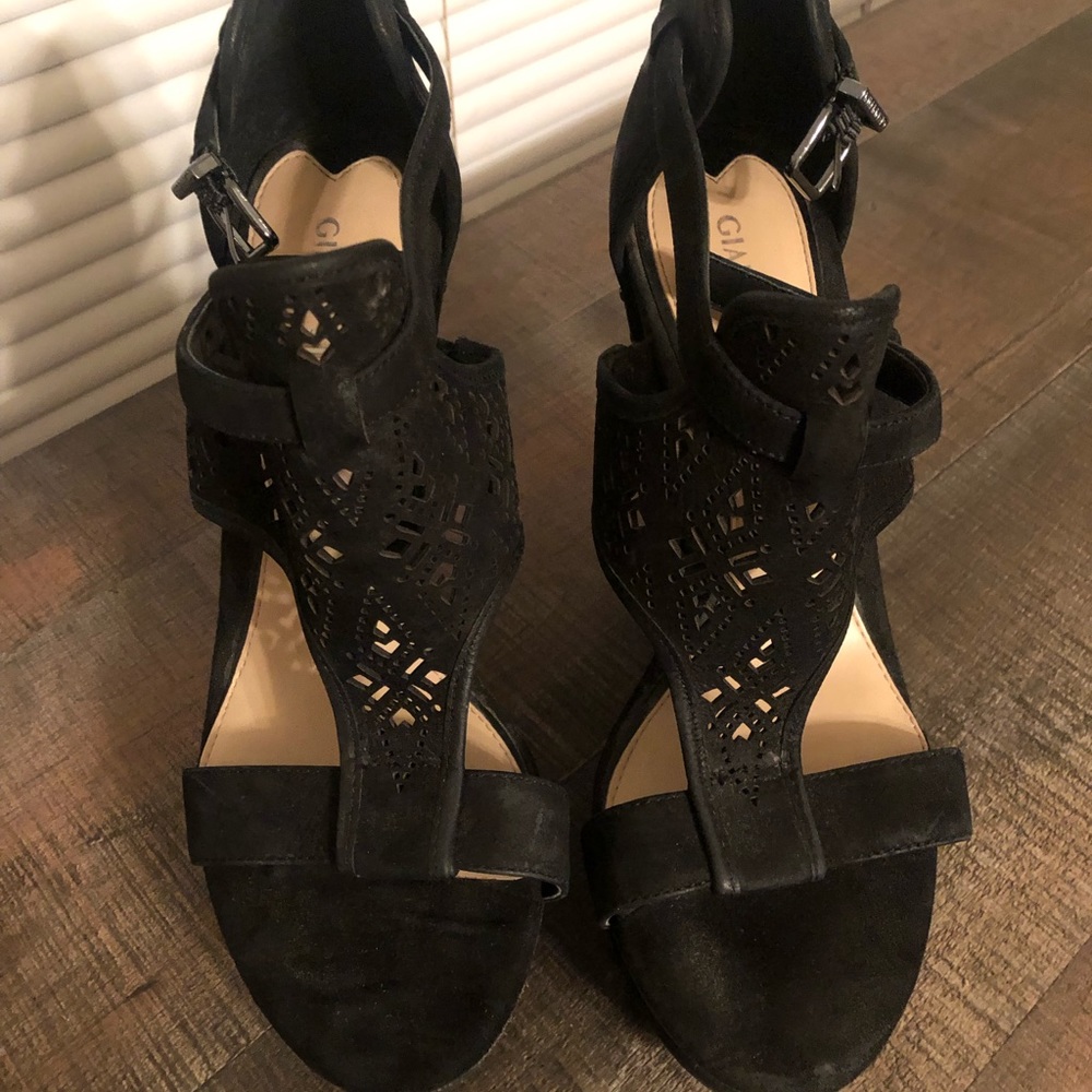 Black wedges